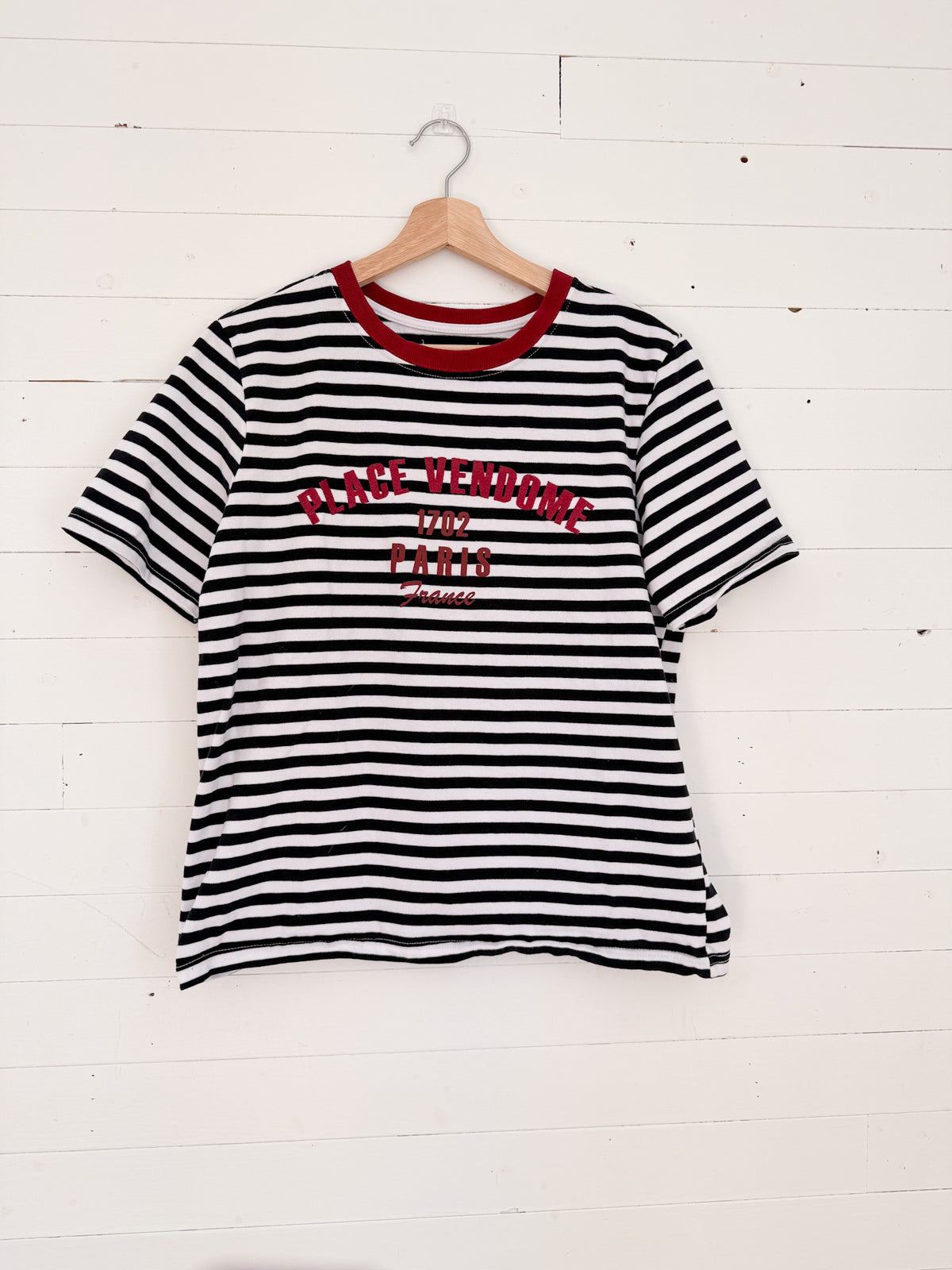 T-shirt ligné noir et blanc avec broderie Sinsay – seconde main