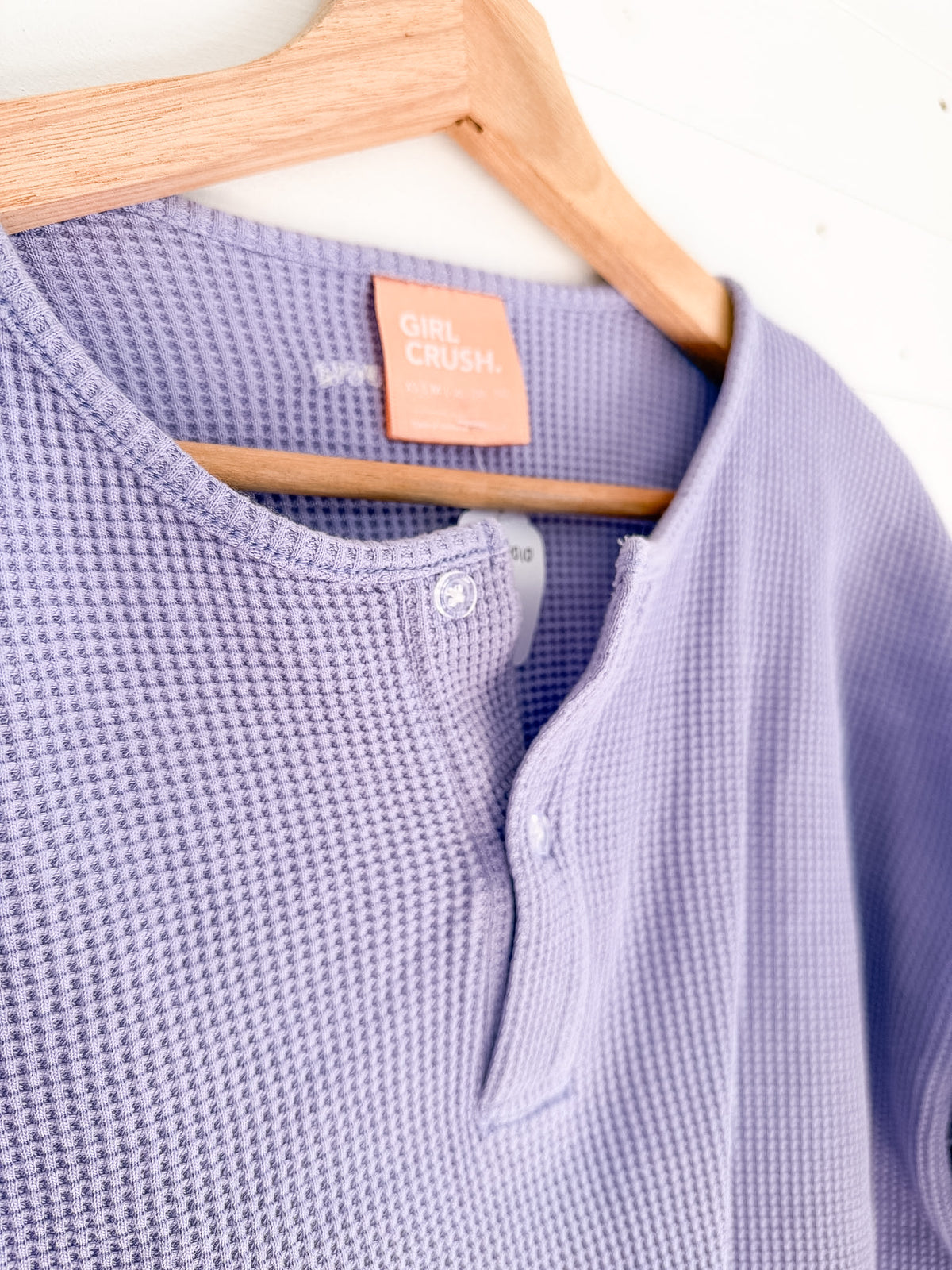 Girl Crush - Chandail court henley gaufré lilas – seconde main