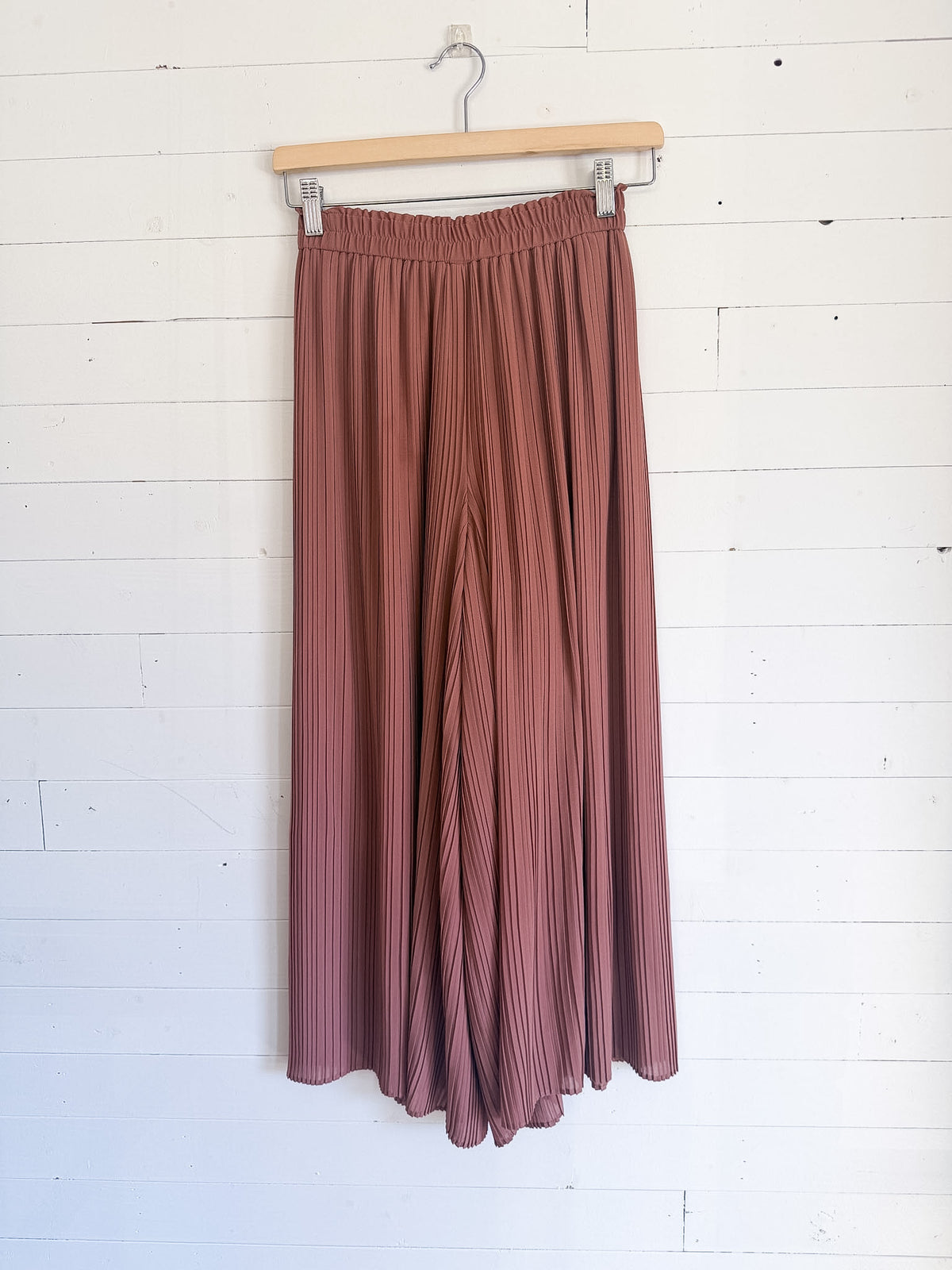 Pantalon ample en crêpe plissé Uniqlo – seconde main
