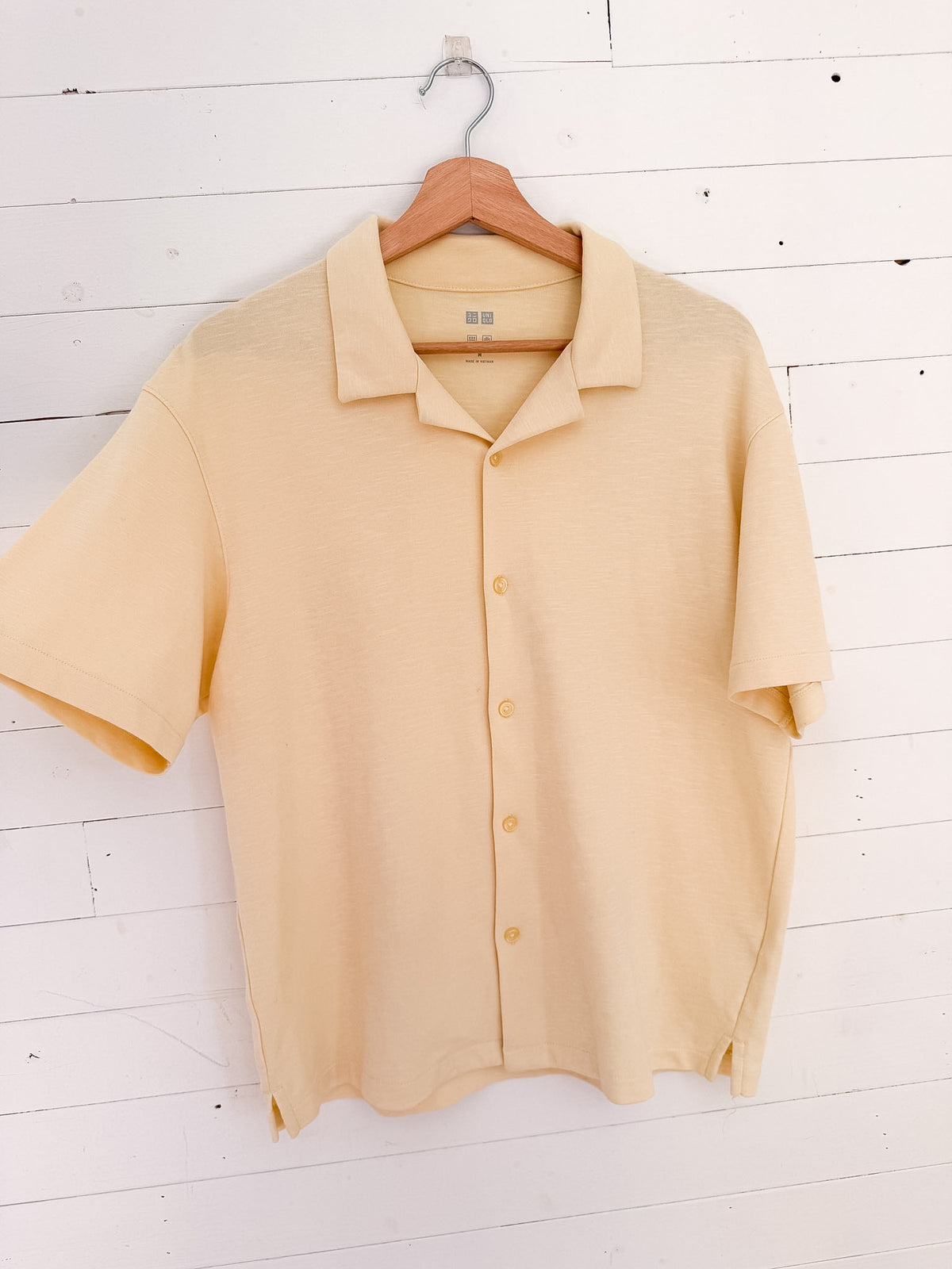 Uniqlo - Polo chemise jaune pâle à boutons – seconde main – vue 3