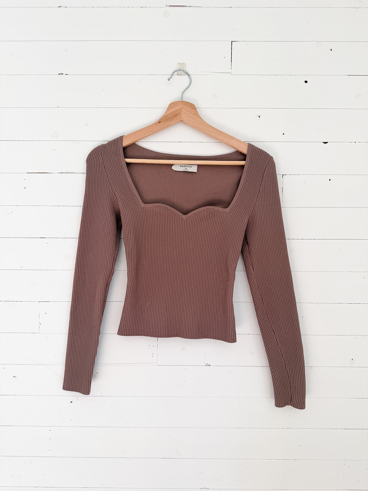 Babaton (Aritzia) - Chandail ajusté à col en cœur vieux rose – seconde main