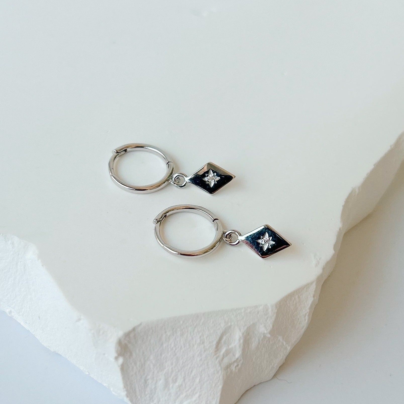 Boucles D’oreilles Légères En Argent 925 – Petites Boucles Bleues Poinçonnées (neuve Sans Boîte)