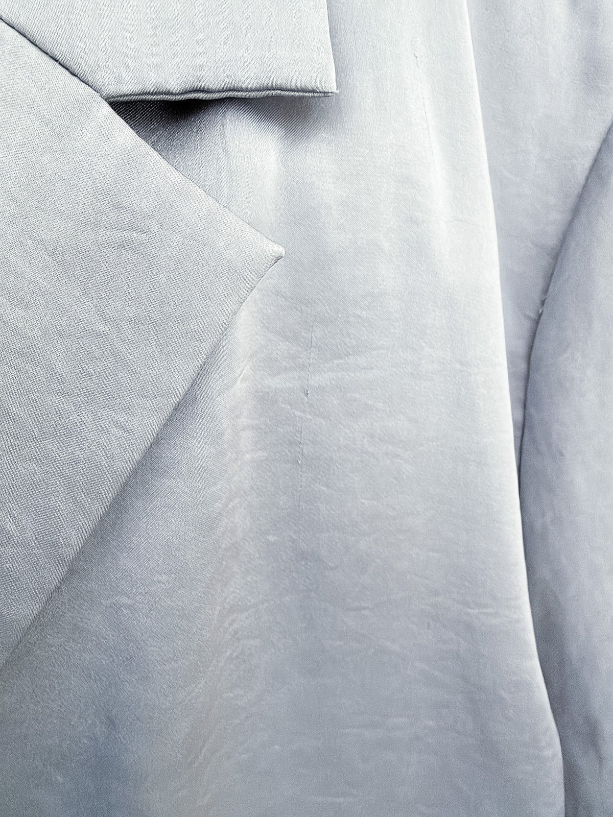 Aritzia (Wilfred) - Chemise satinée bleue à manches courtes – seconde main – vue 2