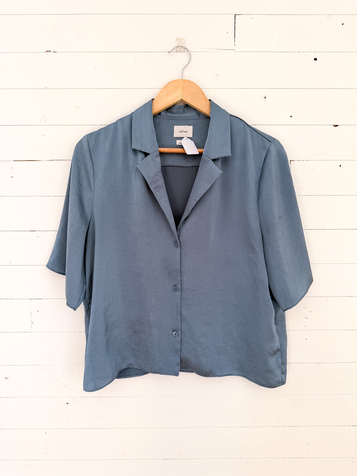 Aritzia (Wilfred) - Chemise satinée bleue à manches courtes – seconde main