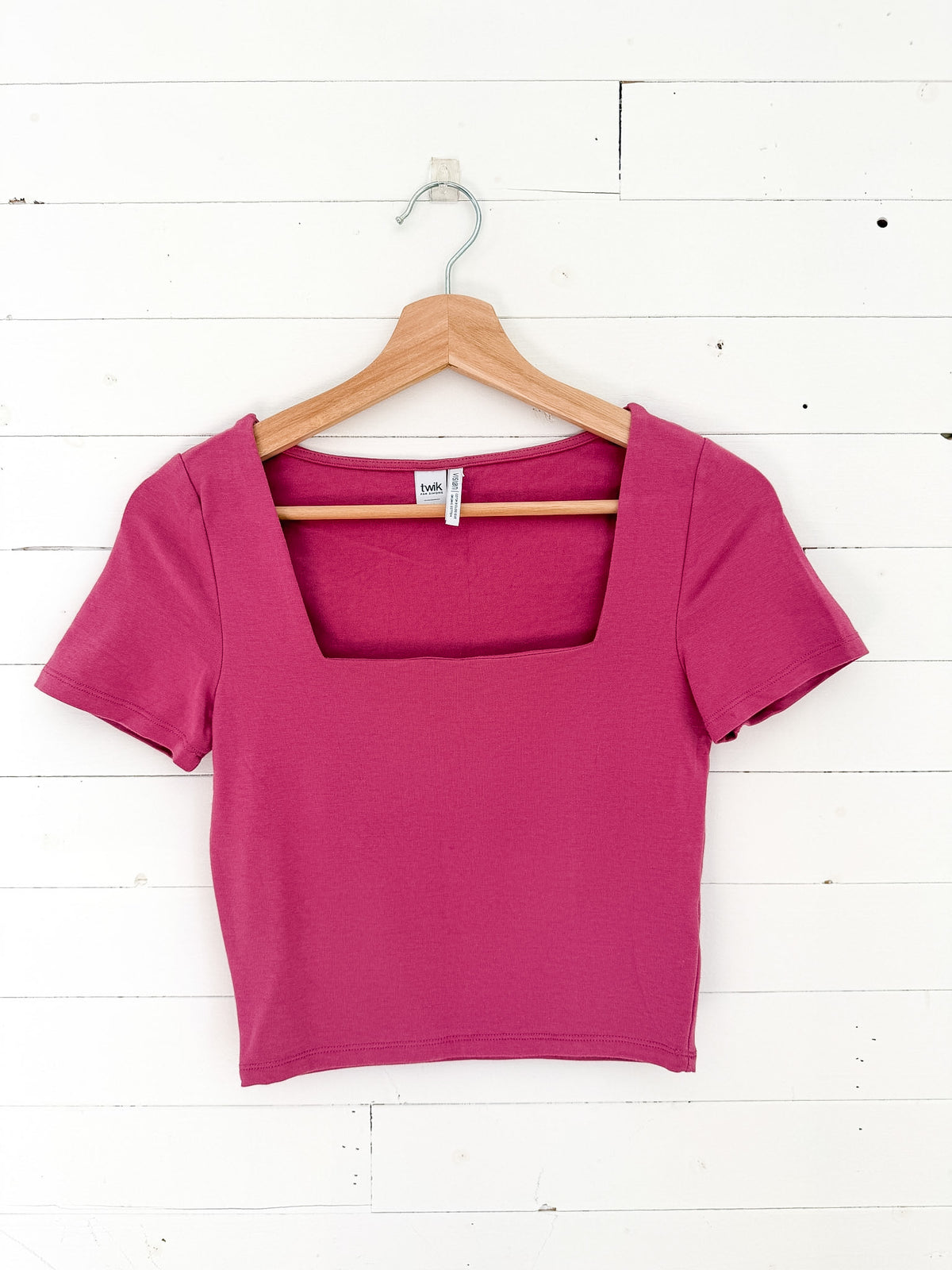 T-shirt court à col carré rose framboise Twik – seconde main
