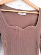 Babaton (Aritzia) - Chandail ajusté à col en cœur vieux rose – seconde main – vue 2