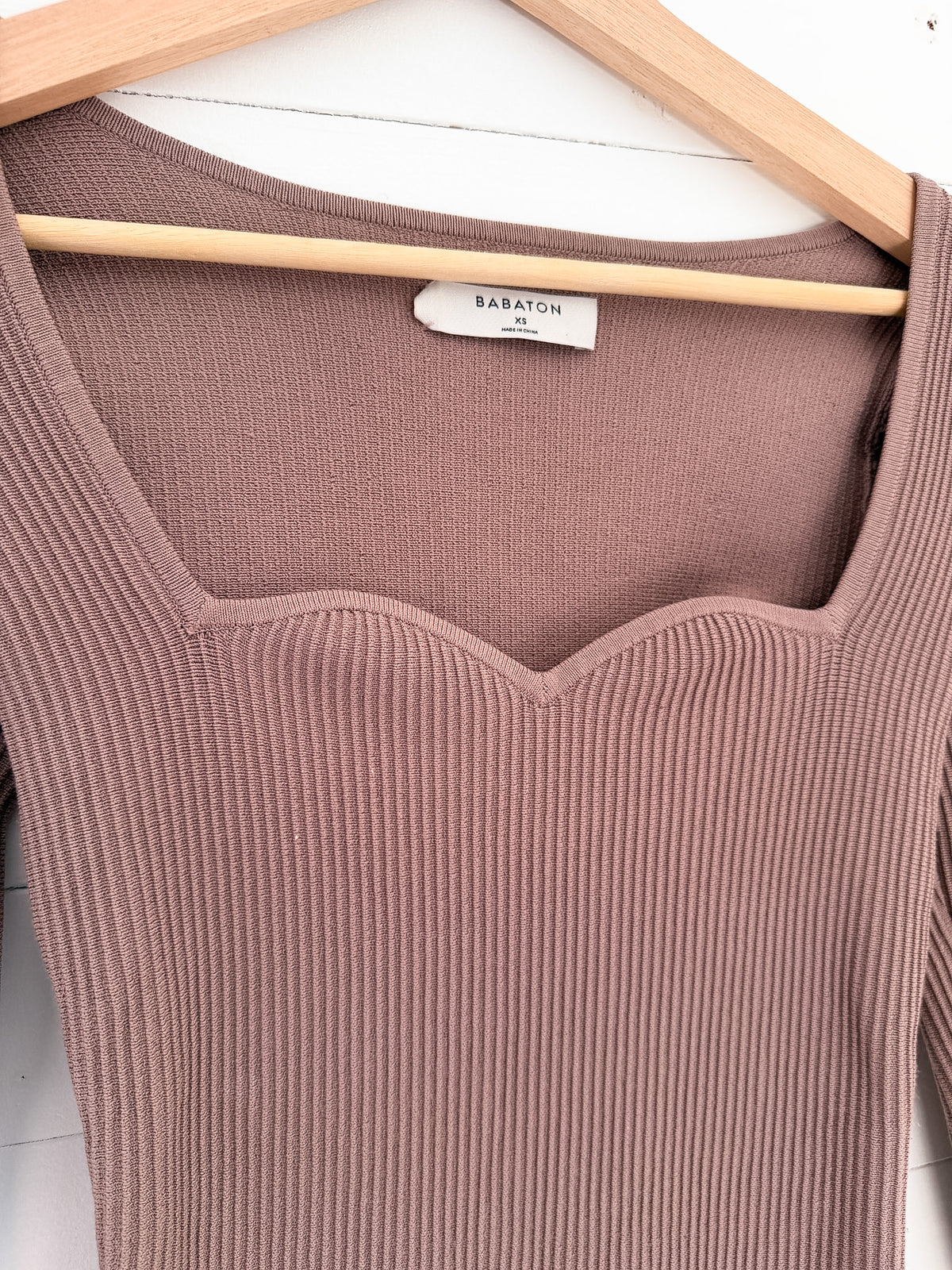 Babaton (Aritzia) - Chandail ajusté à col en cœur vieux rose – seconde main – vue 2