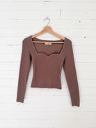 Babaton (Aritzia) - Chandail ajusté à col en cœur vieux rose – seconde main